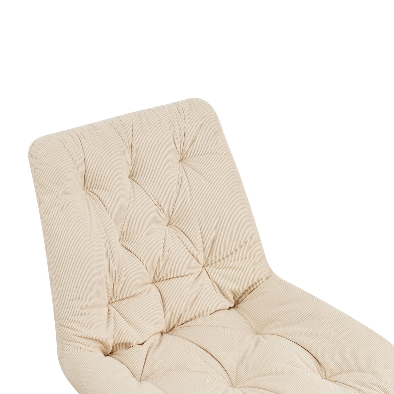 Nahaufnahme eines beigen, gepolsterten Stuhls mit gestepptem Design, Ansicht von schräg oben.