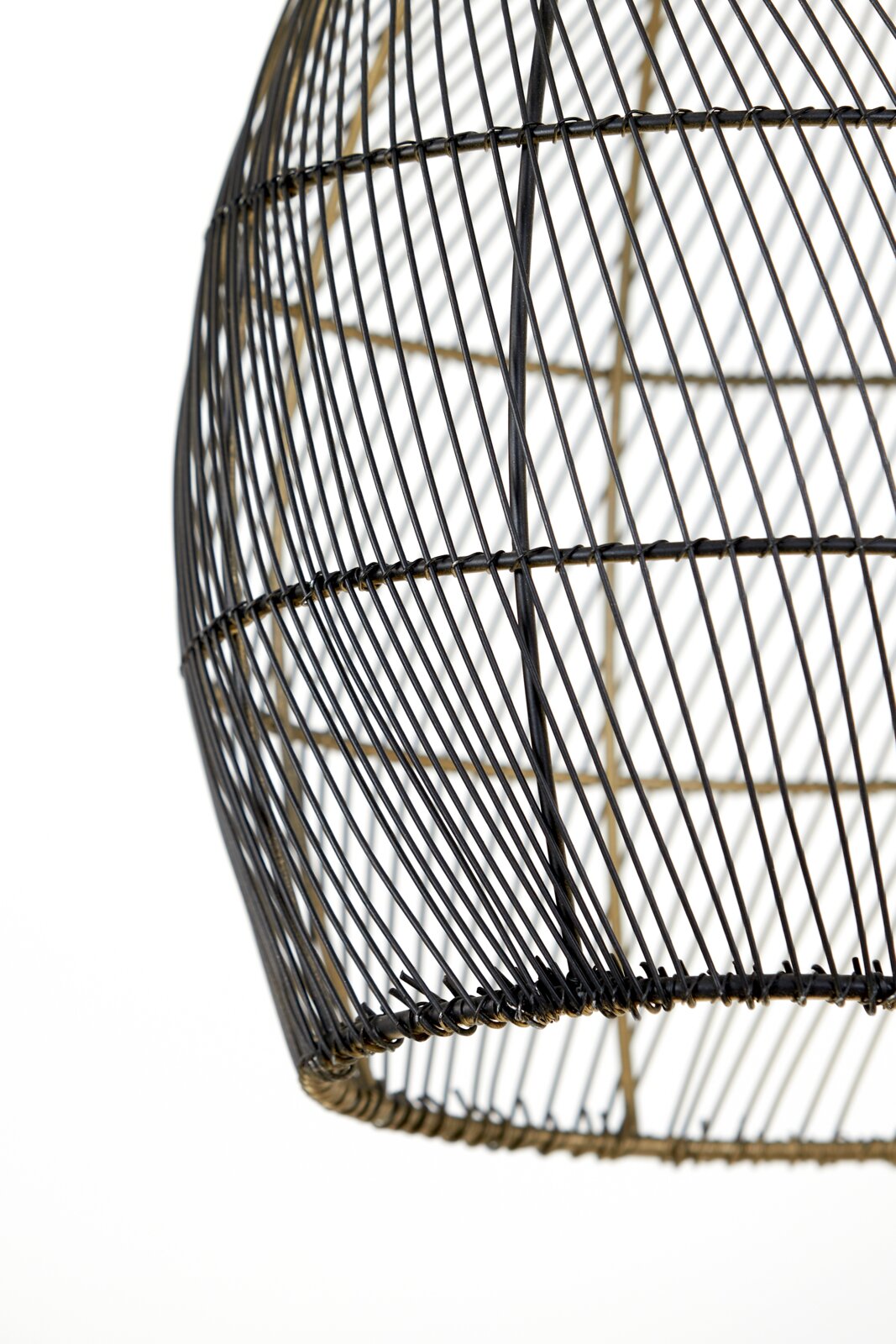 Detailansicht eines filigranen, bauchig geformten Lampenschirms aus schwarzem Metalldraht mit dezenten goldfarbenen Akzenten, seitlich aus der Nähe fotografiert