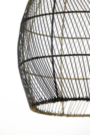 Detailansicht eines filigranen, bauchig geformten Lampenschirms aus schwarzem Metalldraht mit dezenten goldfarbenen Akzenten, seitlich aus der Nähe fotografiert