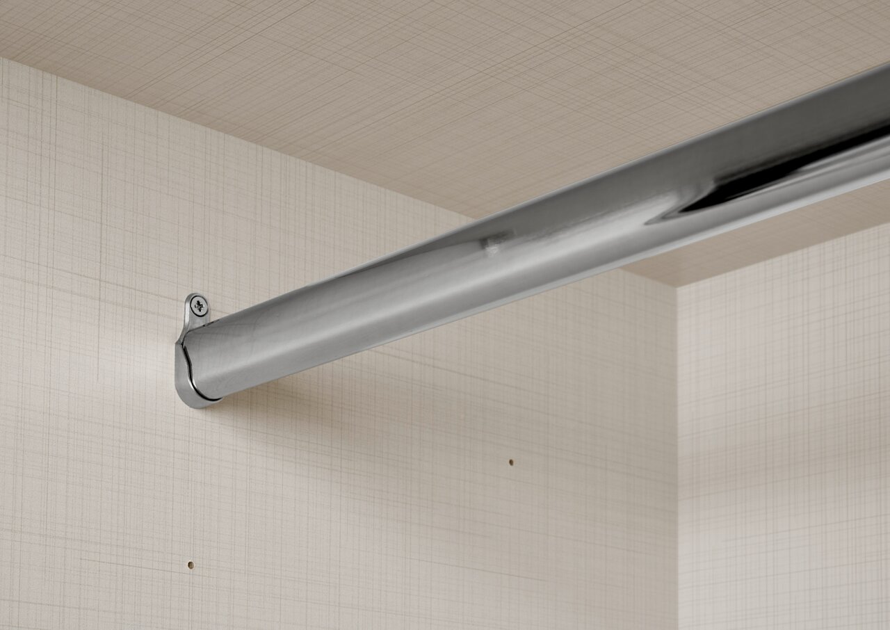 Nahaufnahme einer montierten Kleiderstange in einem Schwebetürenschrank, Perspektive von unten.