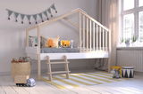 Hausbett aus Holz mit Leiter, dekoriert mit Kissen und Spielzeug, seitliche Perspektive
