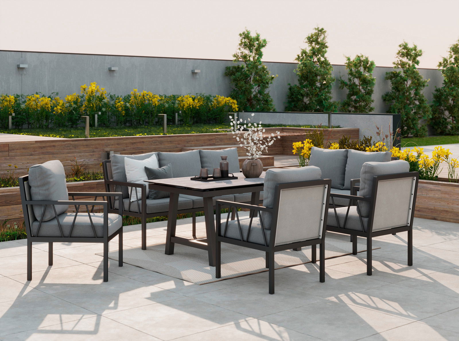 Gartenmöbel-Set mit Tisch und Stühlen auf einer Terrasse, seitliche Perspektive