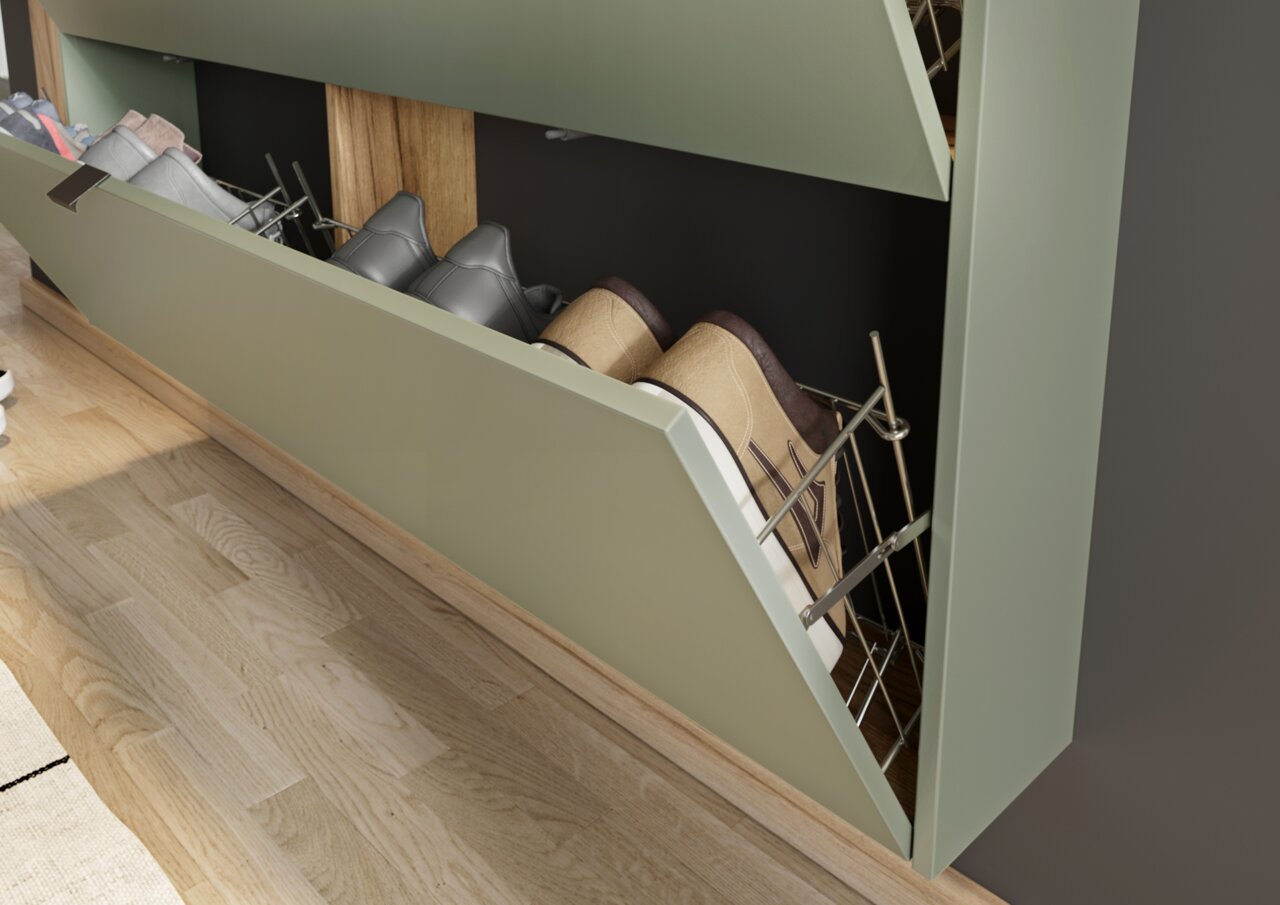 Schuhschrank mit geöffneter Klappe, seitliche Perspektive, zeigt Schuhe in einem Metallgestell.