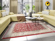 Orientteppich mit rotem und beigem Muster in einem modernen Wohnzimmer mit gelben Sofas, Couchtisch und großen Fenstern, von oben betrachtet.