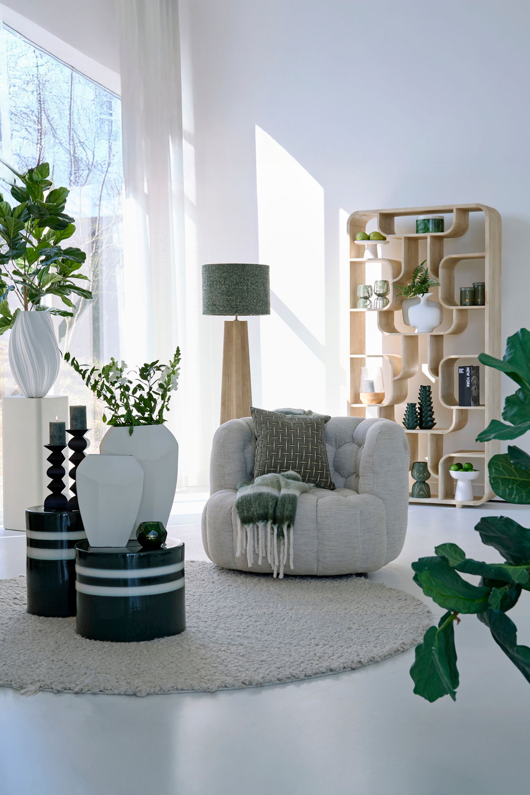 Light&Living Standregal LABARE Modernes Standregal aus Holz mit geschwungenen Fächern, dekoriert mit Pflanzen und Vasen, in einem hellen Wohnzimmer mit großen Fenstern, seitliche Perspektive.