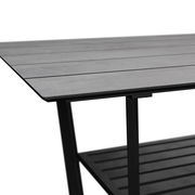 Moderner Gartentisch aus Metall mit grauer Tischplatte, seitliche Perspektive