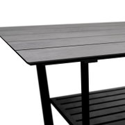 Moderner Gartentisch aus Metall mit grauer Tischplatte, seitliche Perspektive