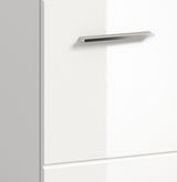 Nahaufnahme eines weißen Waschbeckenunterschranks mit silbernem Griff, seitliche Perspektive