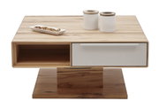 Moderner Couchtisch aus Holz mit Schublade und offener Ablage, frontal fotografiert.