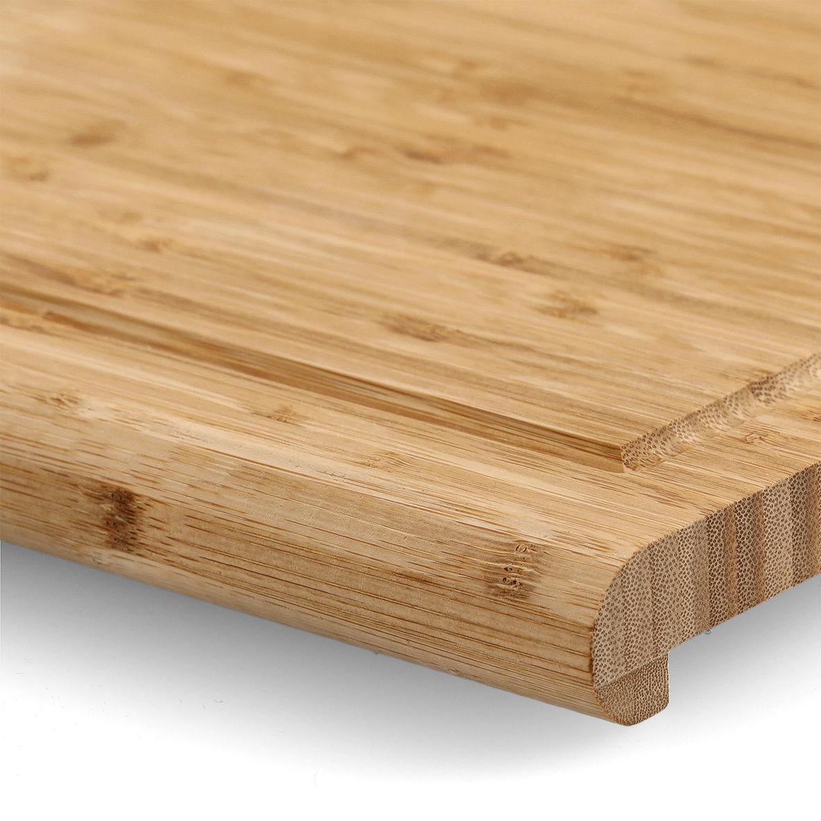 Nahaufnahme eines Back- und Tranchierbretts aus Holz mit abgerundeten Kanten, perspektivisch von der Seite aufgenommen.