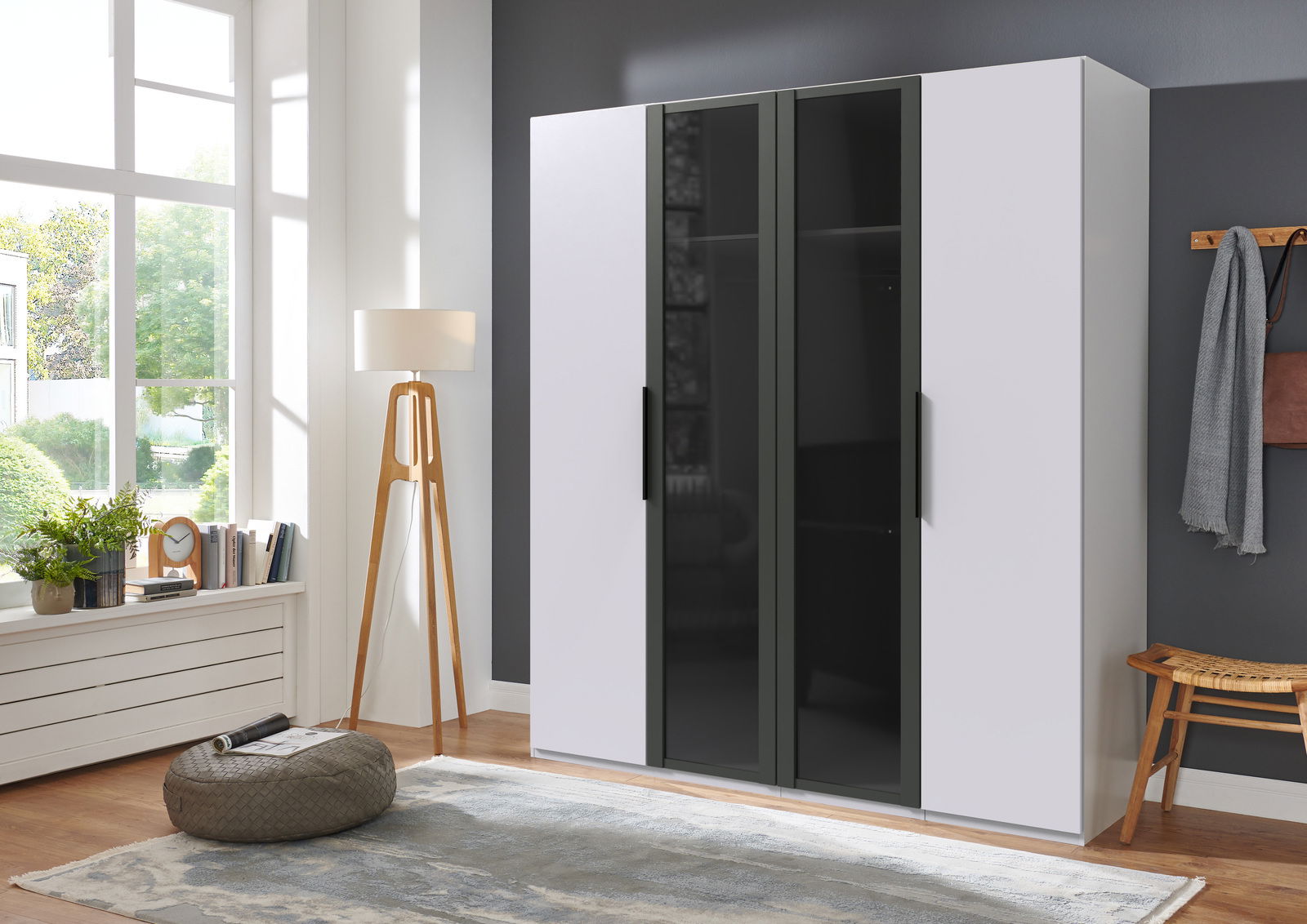 Hom´in Drehtürenschrank 4-trg. LEVEL 36 BLACK E Moderner 4-türiger Drehtürenschrank in einem stilvollen Raum, frontal betrachtet.