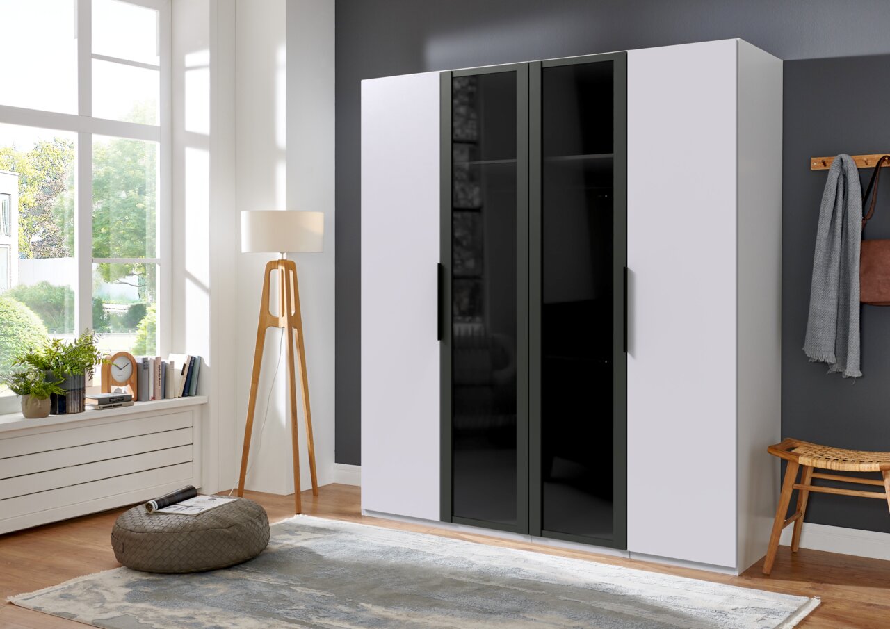 Moderner 4-türiger Drehtürenschrank in einem stilvollen Raum, frontal betrachtet.