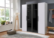 Moderner 4-türiger Drehtürenschrank in einem stilvollen Raum, frontal betrachtet.