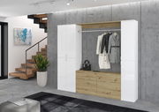 Moderne Garderobenkombination in Weiß und Holzoptik, frontal fotografiert, mit Kleiderstange, Schubladen und seitlichen Schränken.