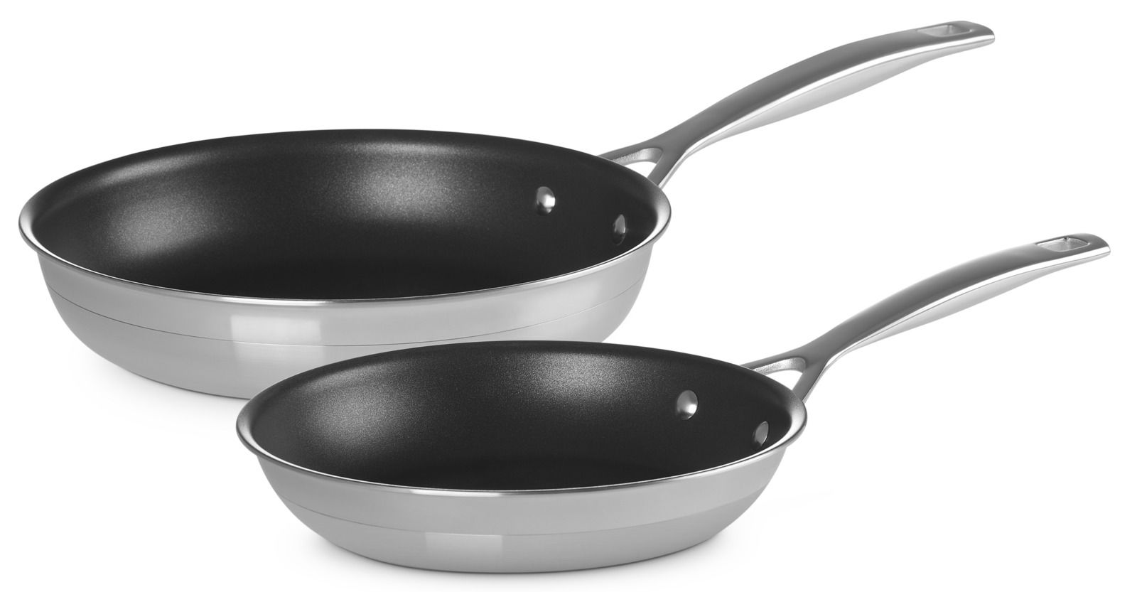 LE CREUSET Pfannenset 2-tlg. 3-PLY Zwei silberne 3-PLY Pfannen in verschiedenen Größen, übereinander gestapelt, mit schwarzer Antihaftbeschichtung, seitliche Perspektive