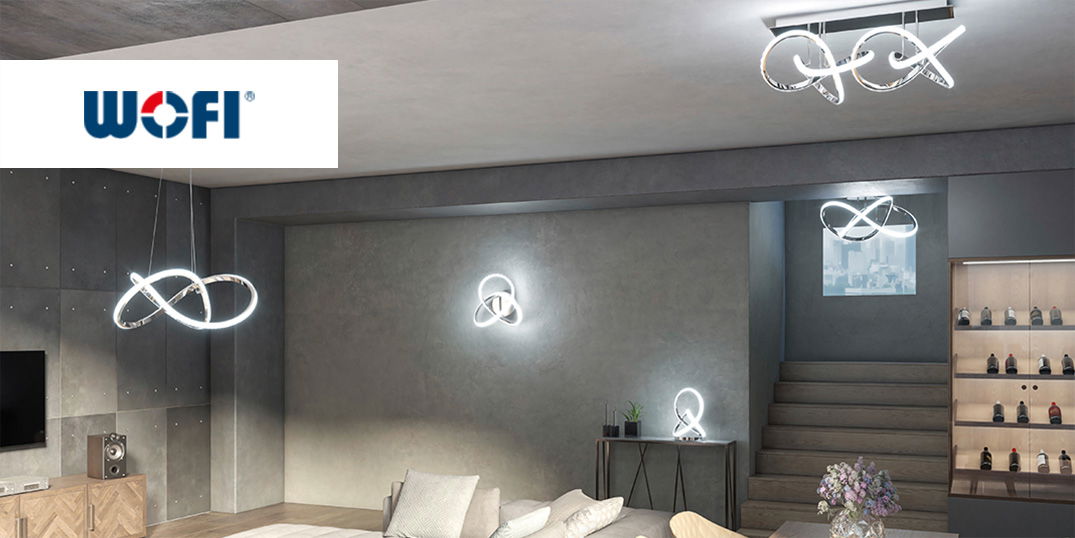 Ein modernes Wohnzimmer mit mehreren leuchtenden Designlampen in geschwungener Form.