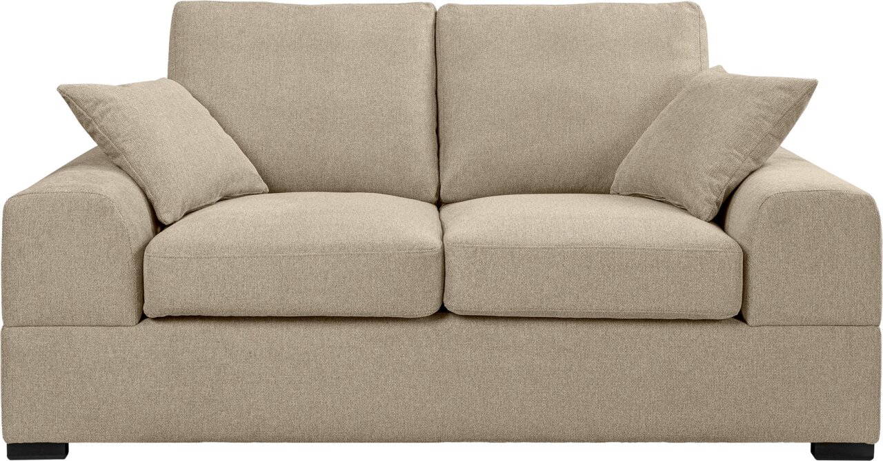 Beiges 2-Sitzer-Stoffsofa mit zwei Sitz- und zwei Rückenkissen sowie zwei losen Zierkissen, frontale Ansicht.
