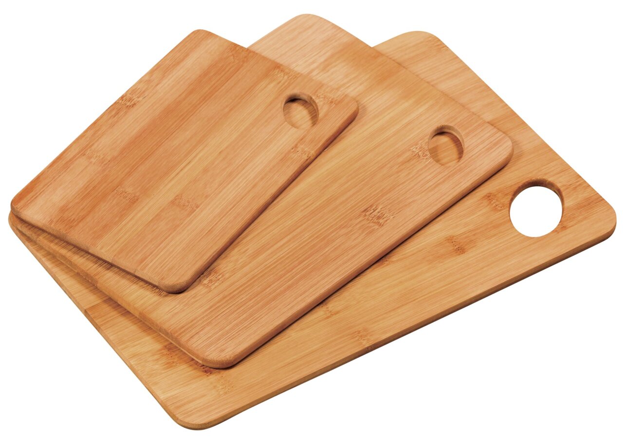 Drei Bambus-Schneidebretter in verschiedenen Größen, übereinander gestapelt, mit runden Grifföffnungen, aus der Vogelperspektive.