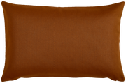 Outdoor-Kissenhülle in Braun, rechteckig, aus einer frontalen Perspektive fotografiert.