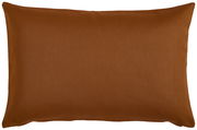 Outdoor-Kissenhülle in Braun, rechteckig, aus einer frontalen Perspektive fotografiert.