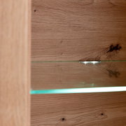 Glasbodenbeleuchtung in einem Holzregal, seitliche Perspektive