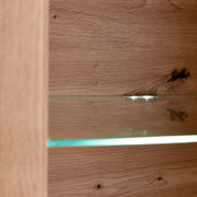 Glasbodenbeleuchtung in einem Holzregal, seitliche Perspektive