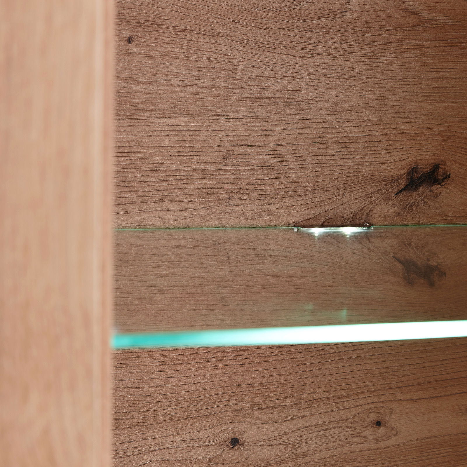 Glasbodenbeleuchtung in einem Holzregal, seitliche Perspektive