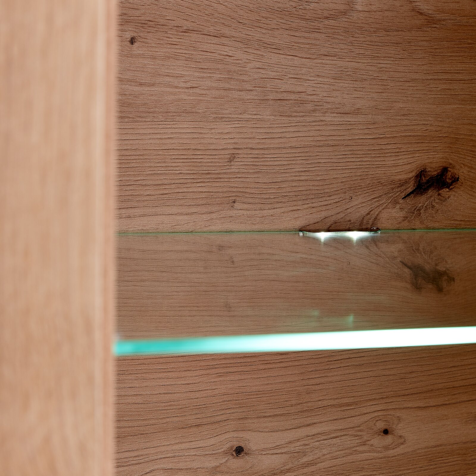 Verlichting van de glazen bodem in een houten boekenkast, zijaanzicht