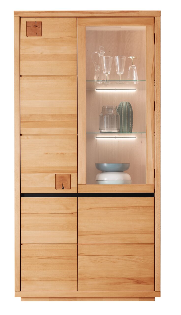 Vitrine van licht hout met glazen deur, gezien vanaf de voorkant. Binnenin zijn glazen, een vaas en schalen te zien.
