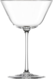 Transparentes Cocktail- oder Coupéglas mit breiter Schale und langem Stiel, freigestellt auf weißem Hintergrund, Frontansicht auf Augenhöhe.