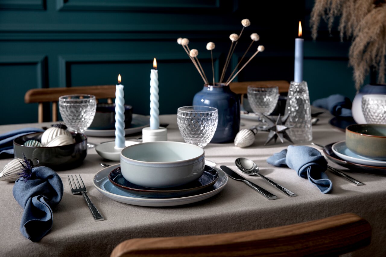 Elegante Tischdekoration mit Villeroy & Boch Gläsern und Geschirr aus der Boston Kollektion, seitliche Perspektive.