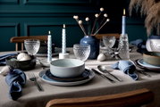 Elegante Tischdekoration mit Villeroy & Boch Gläsern und Geschirr aus der Boston Kollektion, seitliche Perspektive.