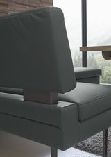 Detailansicht einer modernen Eckbank mit dunkelgrauem Lederbezug und Metallgestell, seitliche Perspektive.