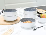 Kombiservice 16-tlg. Stone in moderner Küche, seitliche Perspektive auf Schalen mit grauer Innenseite und weißer Außenseite, gefüllt mit Müsli und Obst.