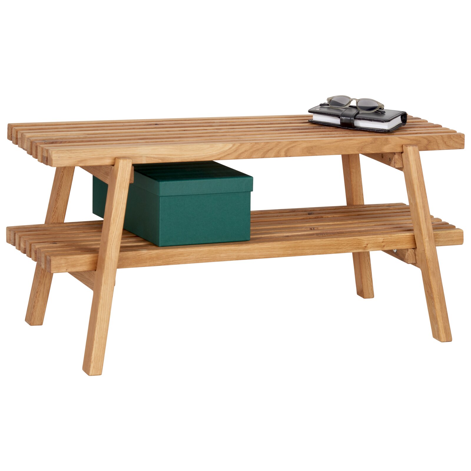 Holzbank mit Lattenoberfläche und Ablagefach, auf der oberen Fläche liegen ein schwarzer Organizer und eine Sonnenbrille; perspektivische Ansicht leicht von vorne oben.