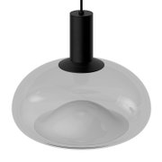 Moderne hanglamp met helder glas en een zwarte voet, gezien vanuit een schuine hoek van onderaf.