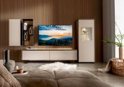 Moderne Wohnzimmermöbel mit TV-Element, Vitrine und Hängeschrank in einer stilvollen, minimalistischen Einrichtung. Perspektive von vorne.