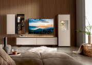 Moderne Wohnzimmermöbel mit TV-Element, Vitrine und Hängeschrank in einer stilvollen, minimalistischen Einrichtung. Perspektive von vorne.