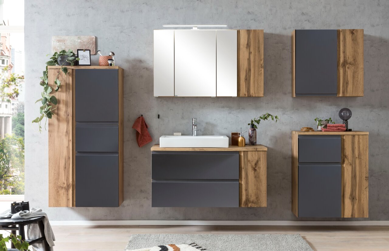 Moderner Midischrank 65 cm in Holzoptik mit grauen Fronten, frontal abgebildet in einem stilvollen Badezimmer.