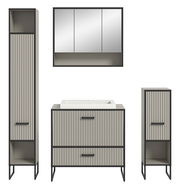 Moderne Badkombination mit vertikalen Streifen, bestehend aus einem hohen Schrank, einem Waschtisch mit Spiegel und einem kleinen Schrank, frontal betrachtet.