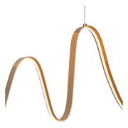 Moderne Hängeleuchte in geschwungener Wellenform, seitliche Perspektive