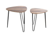 Zwei moderne Beistelltische mit organisch geformter Holzplatte und schwarzen Hairpin-Metallbeinen, freigestellt auf weißem Hintergrund, Ansicht schräg von oben