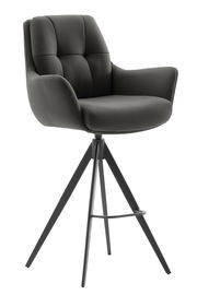 Moderner Barstuhl mit gepolsterter Rückenlehne und Armlehnen, schwarzer Bezug, auf einem stabilen Metallgestell mit Fußstütze, seitliche Perspektive.