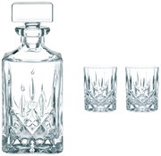 Kristallklares Whisky-Set bestehend aus einer Karaffe und zwei Gläsern, frontal abgebildet.