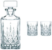 Kristallklares Whisky-Set bestehend aus einer Karaffe und zwei Gläsern, frontal abgebildet.