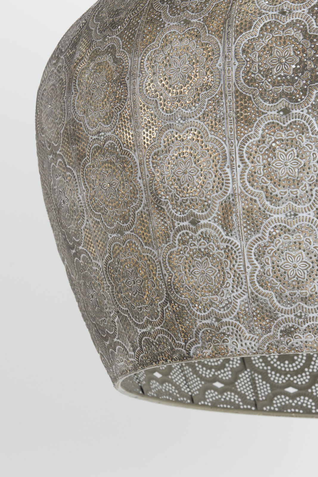 Detailansicht einer Hängeleuchte mit filigranem, orientalischem Muster in Metalloptik.