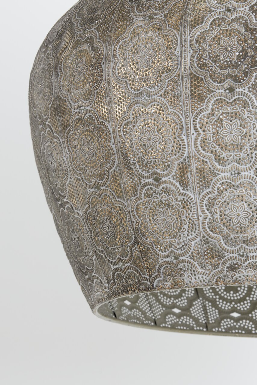 Detailfoto van een hanglamp met een filigraan, oosters patroon in metaallook.