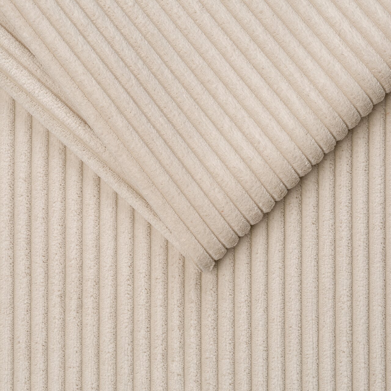 Hom´in Hoekbank MAUREEN XL Close-up van een beige, geribbelde stof in diagonaal perspectief.