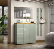 Moderner Eingangsbereich mit XL-Schuhschrank und Garderobenleiste in einer eleganten, hellen Umgebung, seitliche Perspektive.