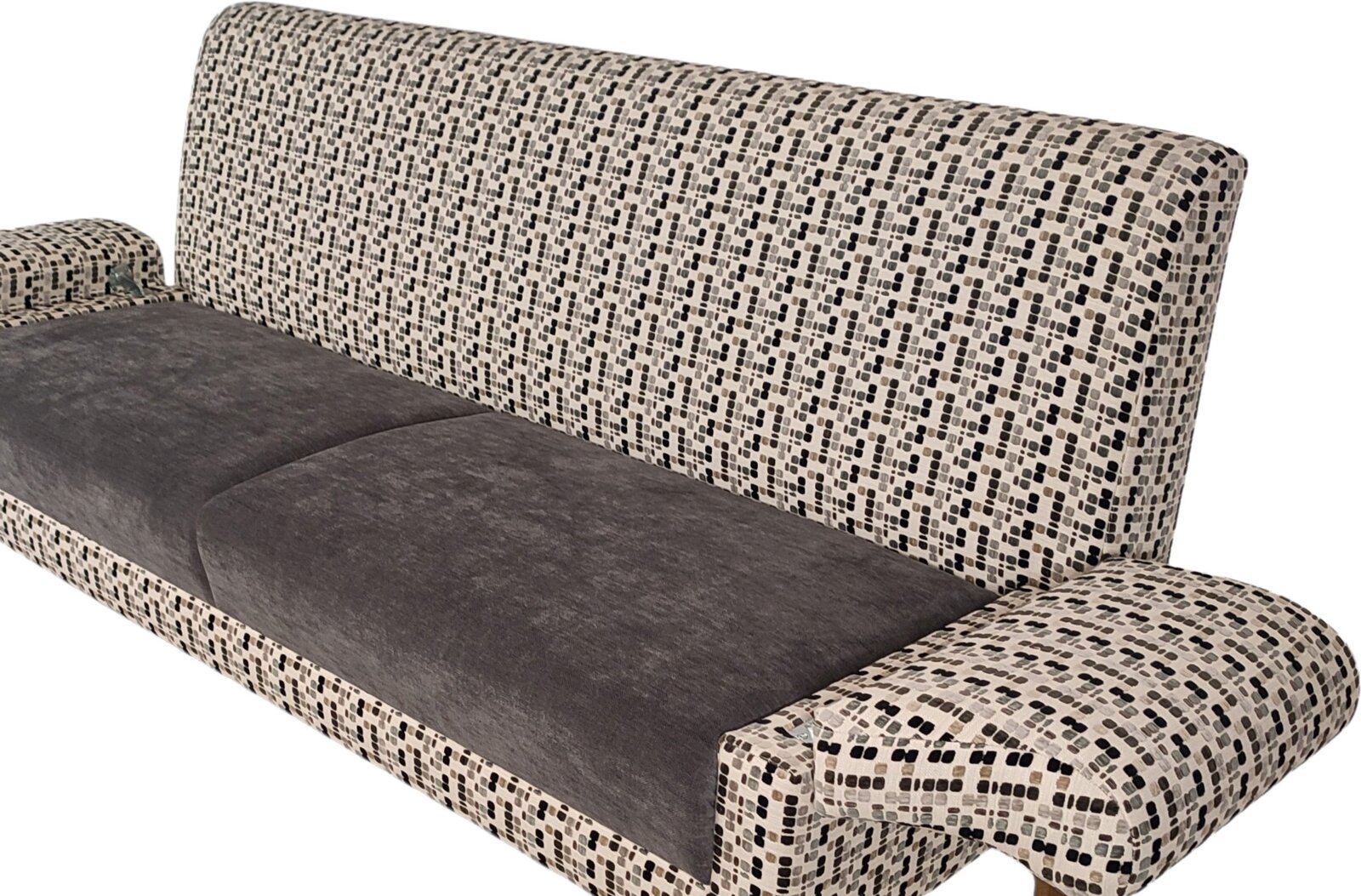 Gepolstertes Sofa mit hoher Rückenlehne, grauer Sitzfläche und gemustertem Stoff in Beige/Schwarz, schräg von vorne rechts fotografiert